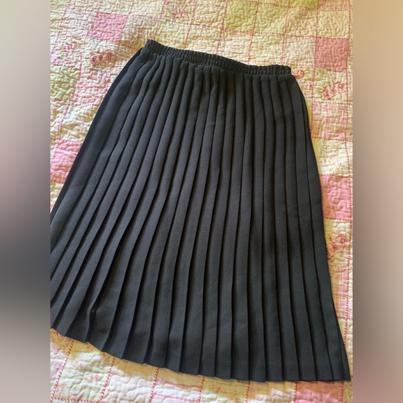 Black pleated midi skirt - Picture 1 of 2
